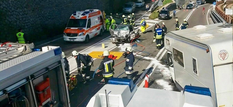 Frontale camper-auto in statale, un giovane liberato dai vigili del fuoco con le pinze idrauliche