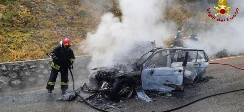 Dalla Mercedes esce del fumo: automobilista si accorge appena in tempo e riesce a salvarsi prima che le fiamme divorino il