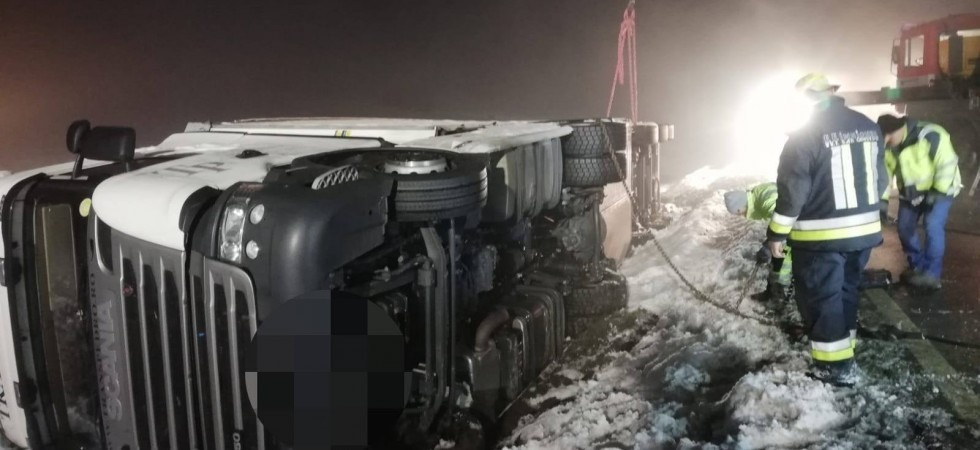 L'autoarticolato perde aderenza sulla neve ed esce di strada