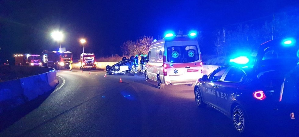 Un'auto sbanda in curva, colpisce il muretto e si rovescia ruote all'aria