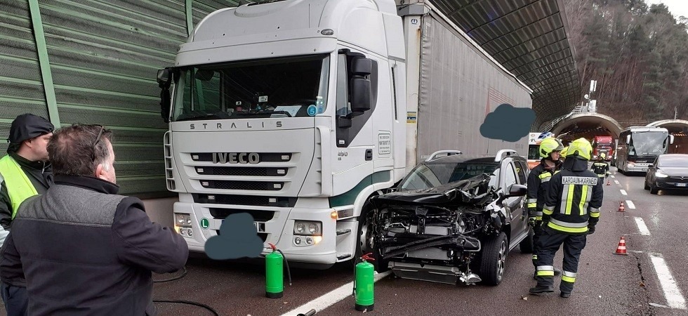 Schianto auto-mezzo pesante in autostrada, grave un 83enne elitrasportato in ospedale