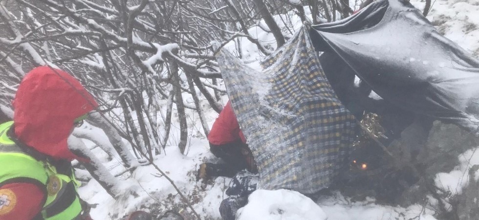 Perdono la via e passano la notte all’addiaccio: per salvarsi accendono un fuoco e costruiscono un riparo di fortuna in
