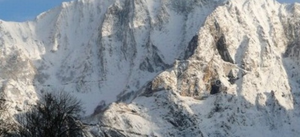 Si avventurano lungo una lingua di ghiaccio e neve senza ramponcini, intervento del Soccorso alpino