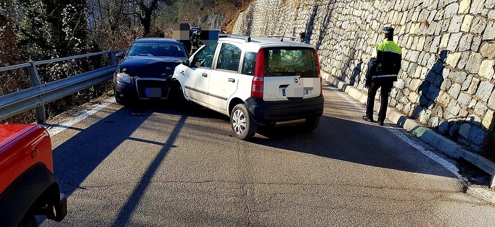 Frontale tra la val Giudicarie e la val Rendena, una 52enne in ospedale e traffico bloccato