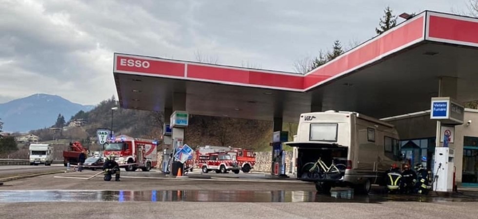 Si fermano per fare rifornimento ma sentono un forte odore di gas: paura per gli occupanti di un camper