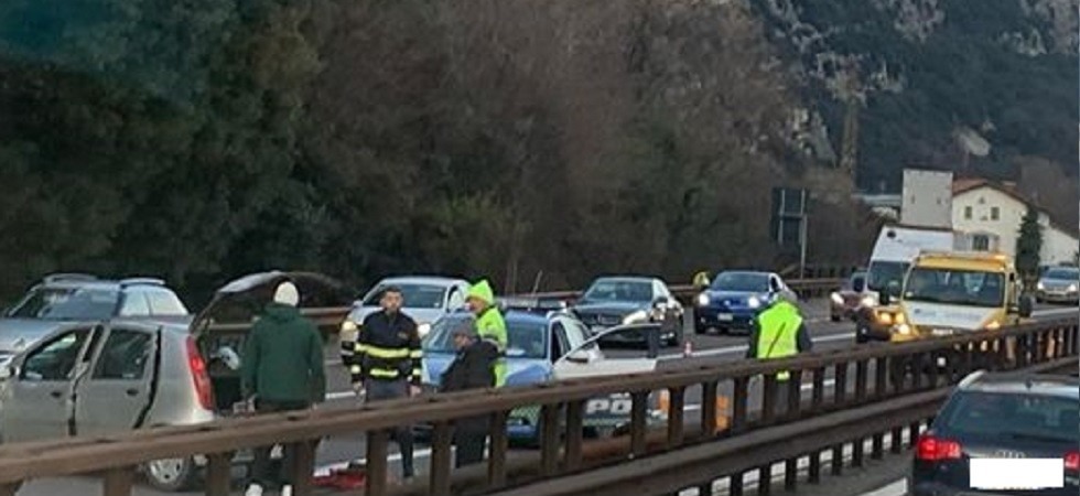 Incidente tra due auto in A22 e una Punto finisce di traverso, coda di 4 chilometri