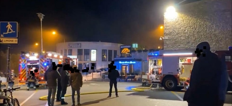 Un'auto prende fuoco e l'incendio rischia di estendersi ad alcuni garage