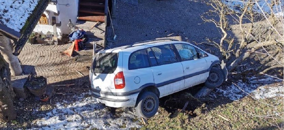 Un'auto vola nel piazzale di un'abitazione e si ferma contro un albero
