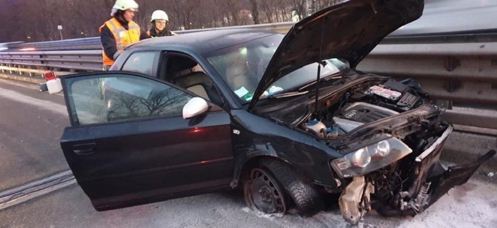 Grave tamponamento sulla Mebo: le auto sbandano e finiscono completamente distrutte, traffico in tilt