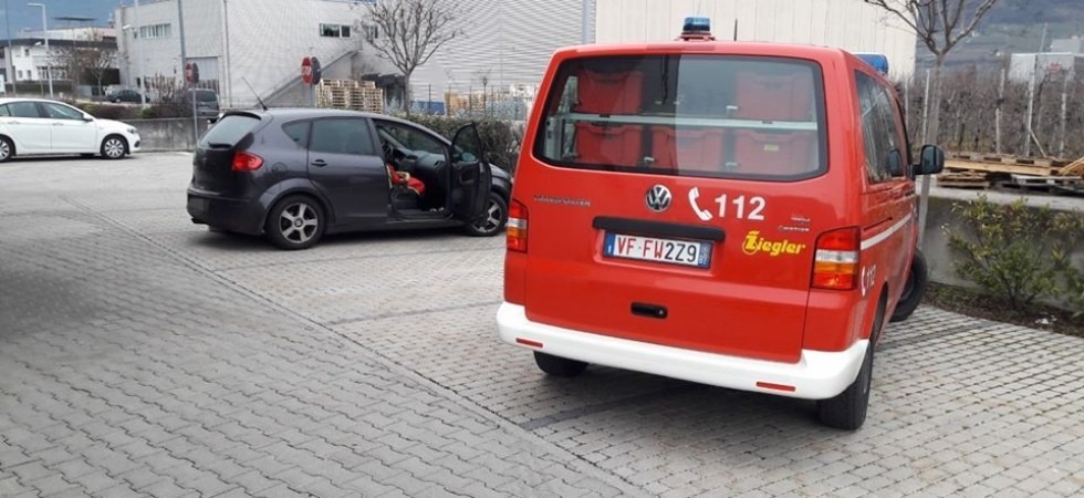 Bimba di due anni rimane chiusa in auto con le chiavi all'interno, momenti di paura ad Egna