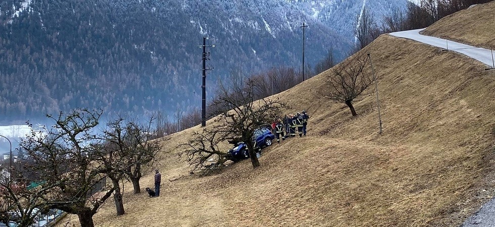 Sbanda per il ghiaccio e finisce contro un albero che viene sradicato