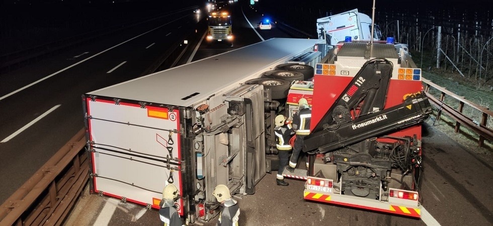 Un mezzo pesante si rovescia e blocca l'autostrada