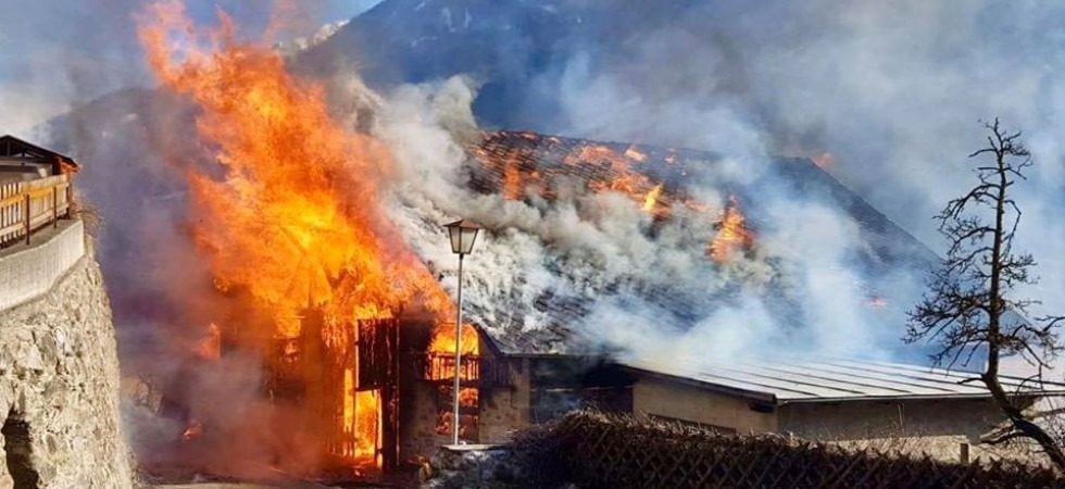 Oltre 100 vigili del fuoco per spegnere l'incendio al fienile