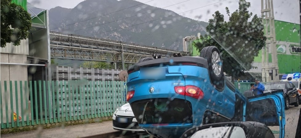 Scontro tra auto e un veicolo si cappotta in mezzo alla strada, paura a Trento