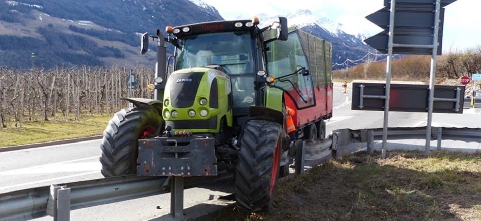 Perde il controllo del trattore, la corsa del mezzo agricolo finisce in bilico sul guardrail