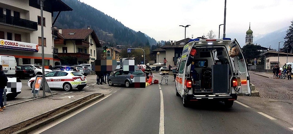 Svolta ma non vede il ciclista, un'auto centra un 42enne