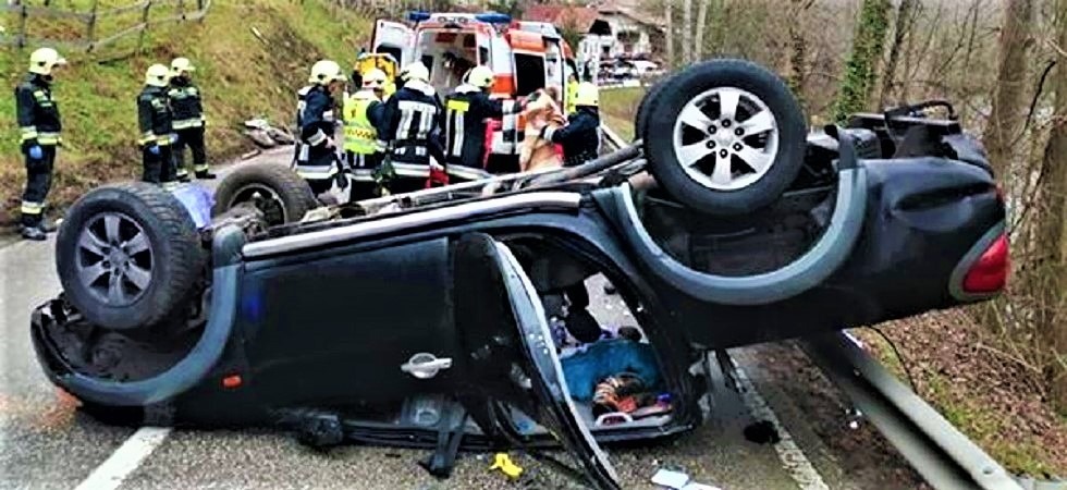 Perde il controllo del mezzo e si ribalta: ferita gravemente una donna con il figlio a bordo