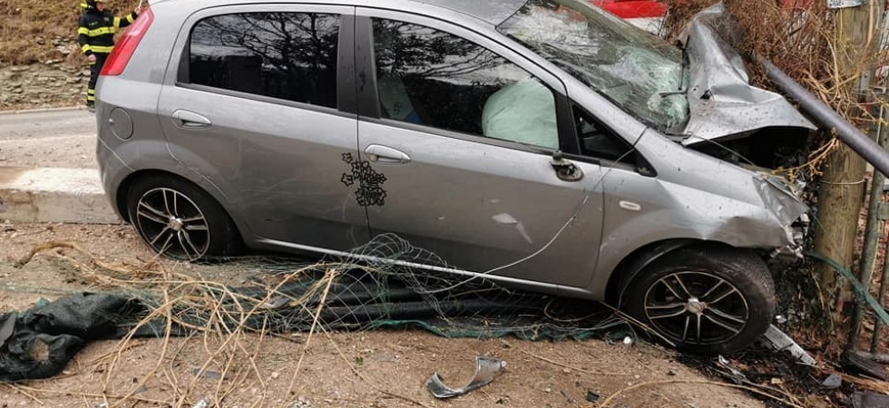 Esce di strada, abbatte un lampione, urta un cancello e si schianta contro un albero, coinvolto un 23enne