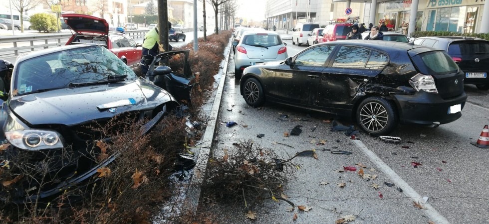 Va in testa-coda in via Brennero, scavalca la siepe e colpisce un'auto parcheggiata
