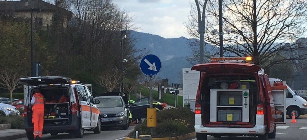 Viene tamponato, l'auto sbalza in avanti e investe un pedone, incidente a catena in Valsugana