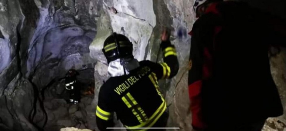 Escursionisti bloccati in grotta la notte, raggiunti dai soccorsi: portati fuori uno alla volta