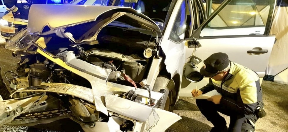Malore alla guida, centra la rotatoria e finisce la corsa contro il guard-rail, auto distrutta