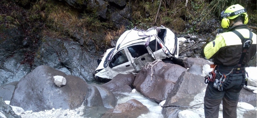 Precipita per oltre 100 metri nel torrente, esce illeso dall'abitacolo e va a casa a piedi