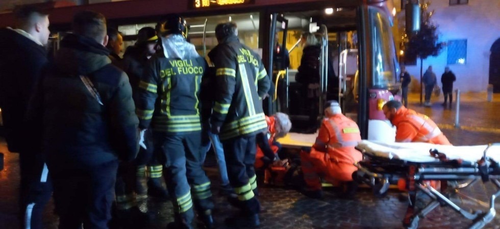 Paura a Trento, una persona scivola e viene investita dall’autobus