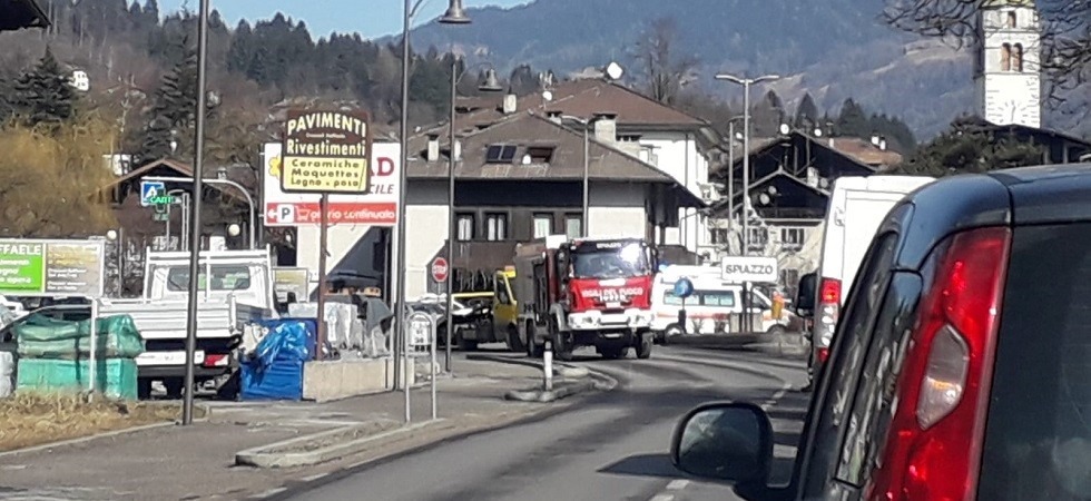 Salta la precedenza e centra un'auto