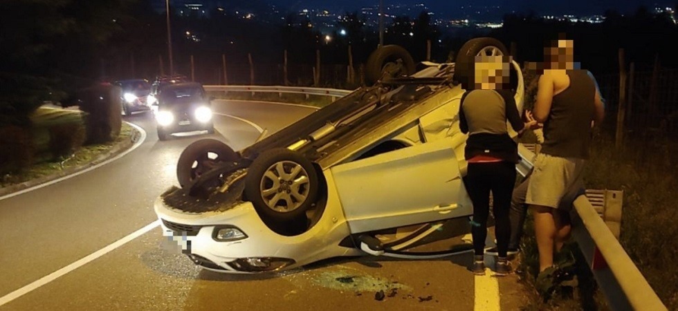 Si cappotta in curva, il traffico in collina va in tilt