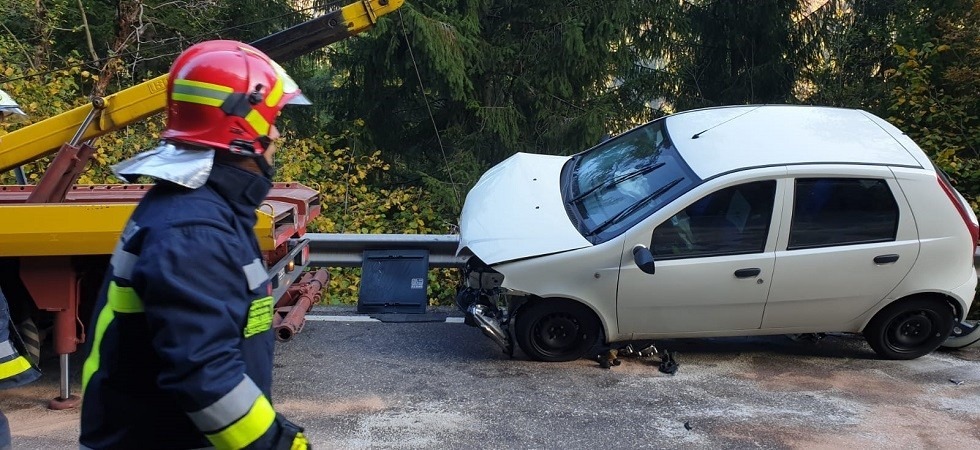 La corsa dell'auto finisce sopra il guardrail in bilico tra strada e bosco