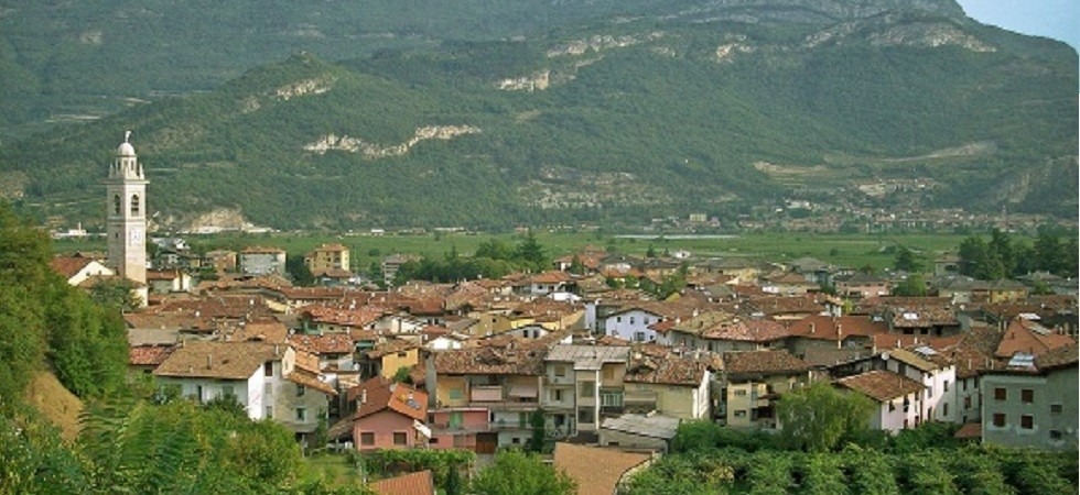 Litigano per la precedenza e dalle parole si passa alle mani: tre persone in ospedale