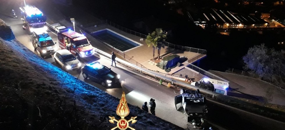 Esce di strada in macchina nella notte: una cinquantaduenne è grave