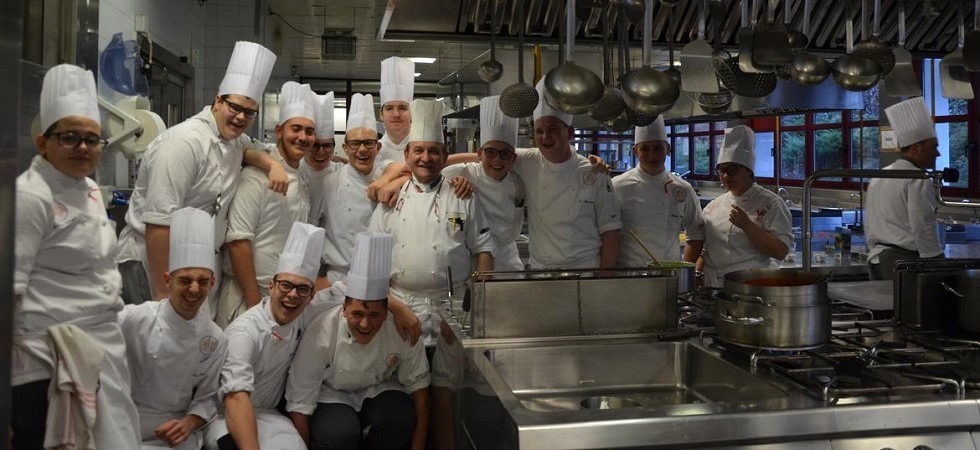 Oltre 70 senzatetto invitati al cenone della vigilia di Natale: in cucina gli studenti dell’istituto alberghiero