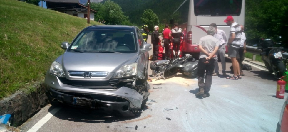 Foto Twitter Tgr Rai Trentino Sorpassa una corriera, ma finisce contro un'auto, grave un motociclista di 44 anni