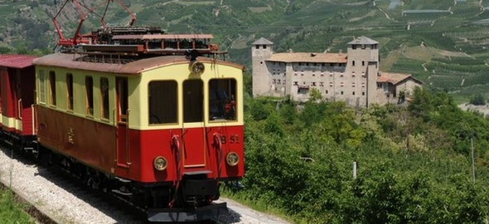 Sedili in legno e pomelli d'ottone, il fantastico viaggio per la Val di Non e la Val di Sole con un treno di inizi '900