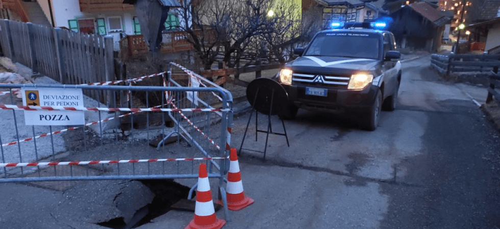 Si apre una voragine in una strada di San Giovanni di Fassa (FOTO ALL'INTERNO)