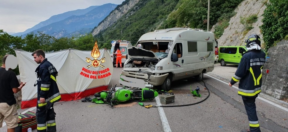 L'impatto tra la moto e il camper è violentissimo