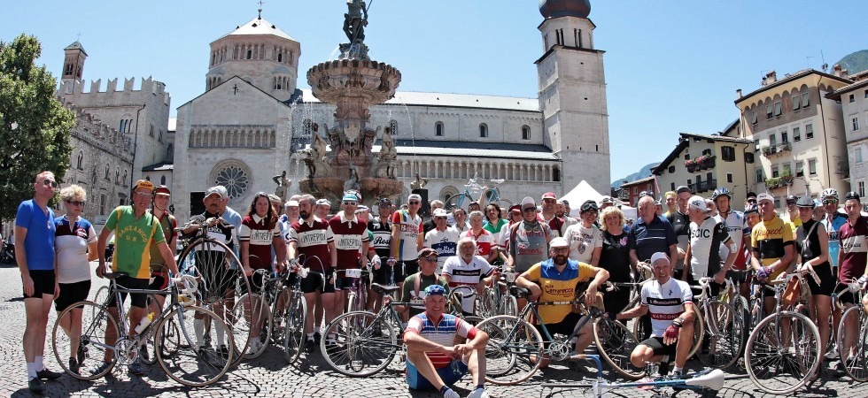 Il gruppo alla partenza della seconda edizione de La Moserissima - La Ciclostorica di Trento (foto Newspower)