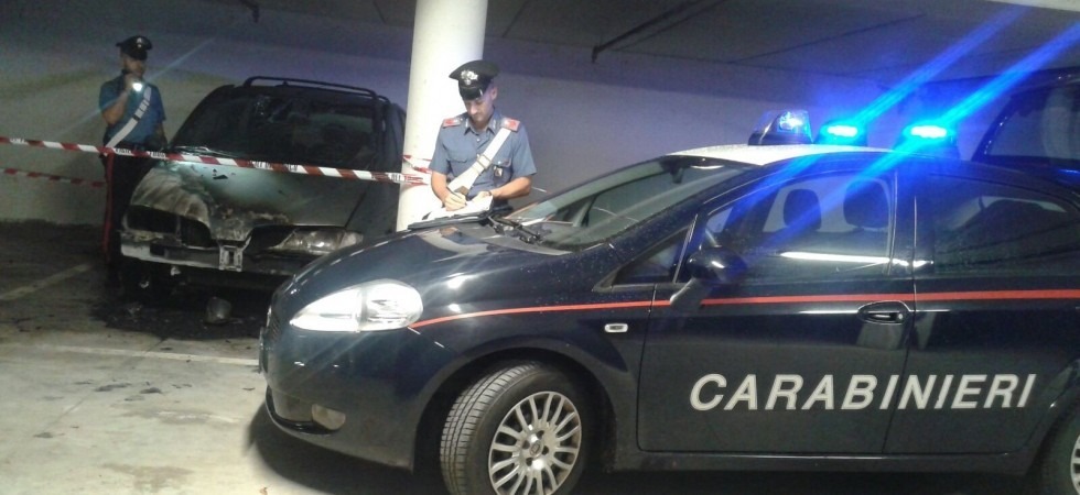 Lo infastidivano le auto parcheggiate e ne incendia una