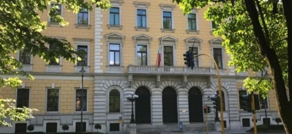 Insegnante a scuola con lividi sul volto