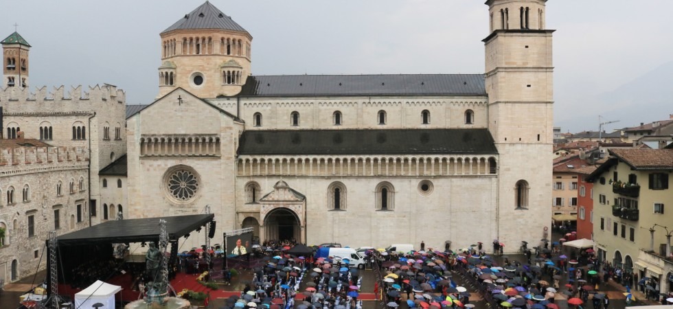 Fotoservizio di RedKristalVideo Siate aperti al nuovo restando fedeli ai vostri valori'', il rettore agli studenti alla Cerimonia delle lauree