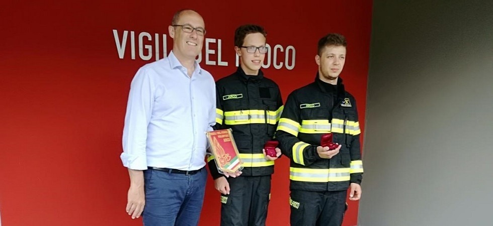 Hanno salvato un bimbo dal soffocamento, premiati i due giovani pompieri di Arco