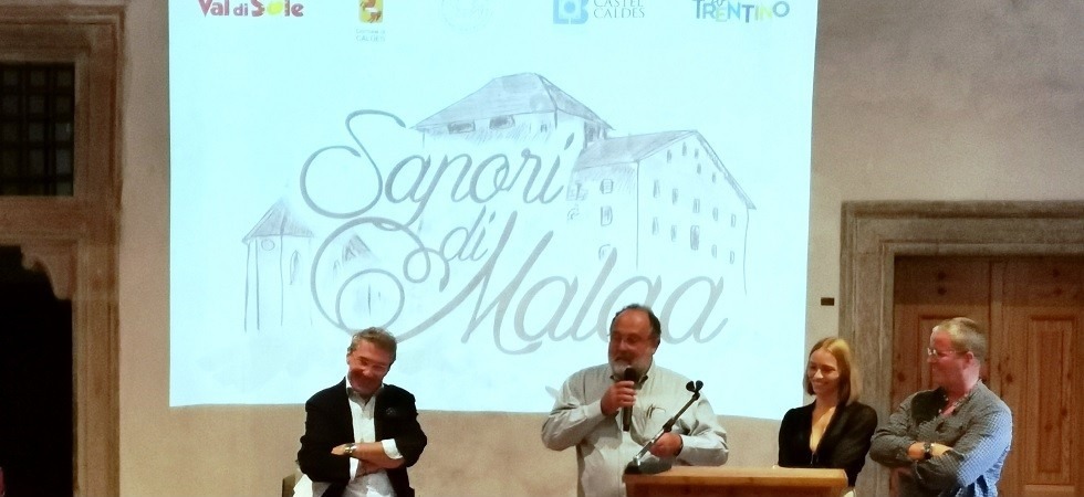 Gustosa sfida all'ultimo rialzo, Ernst Knam si aggiudica la forma più pregiata all'asta dei formaggi di malga della val di