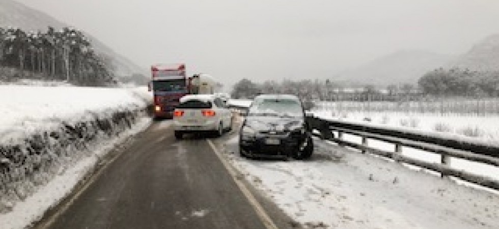 Si scontrano due auto sulla Gardesana
