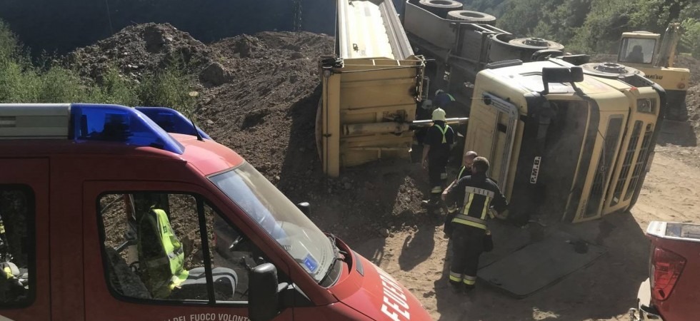 Si ribalta con il camion pieno di sassi e terra, ferito un operaio 48enne