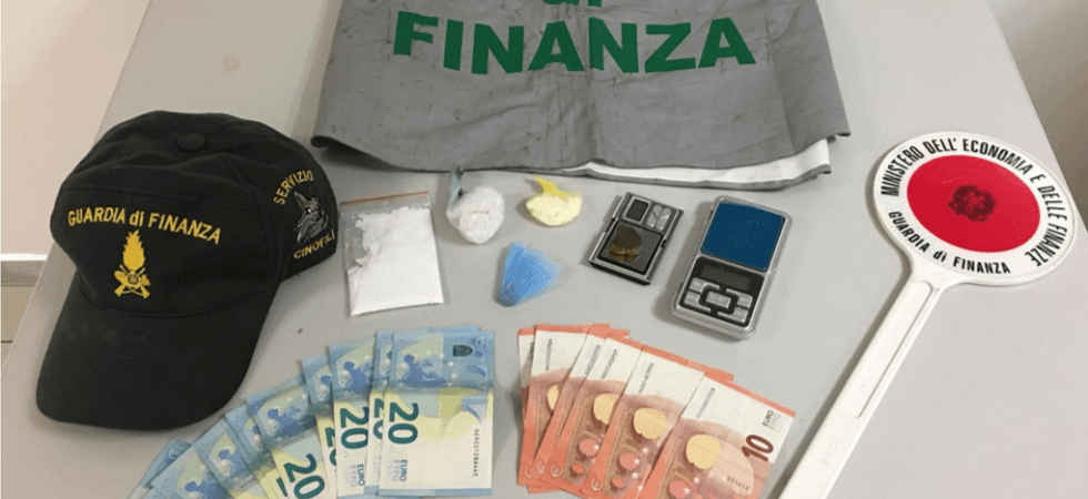 I cani puntano due giovani: gli trovano addosso e in casa cocaina purissima