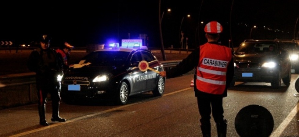 Senza patente si mette alla guida di un'auto, provoca un incidente e poi scappa, denunciato un 23enne