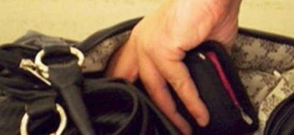 Si intrufolano in due negozi e rubano 150 euro dalle borse delle commesse