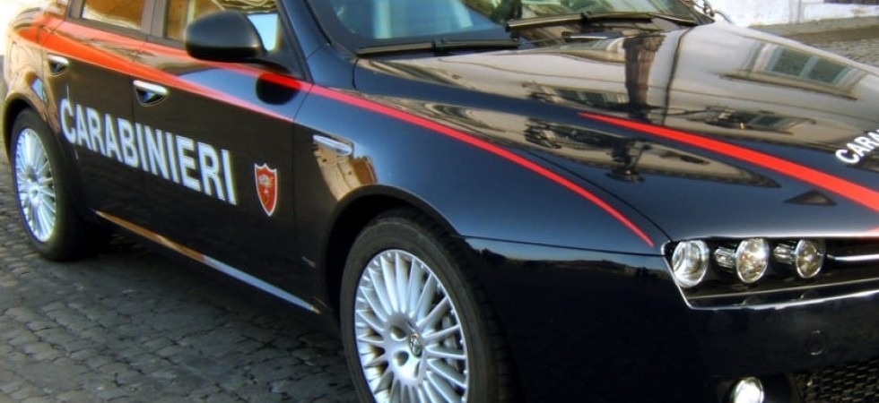 Rubano un paio di sci da un hotel ma vengono ripresi dalle telecamere